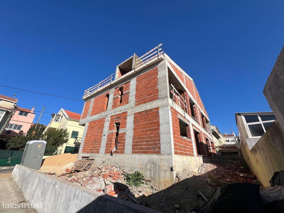 Moradia geminada T4 em fase de construção localizada em Casal de Cambr