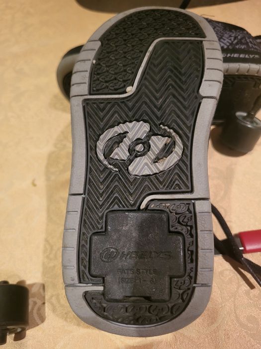 Sapatos com rodas em bom estado