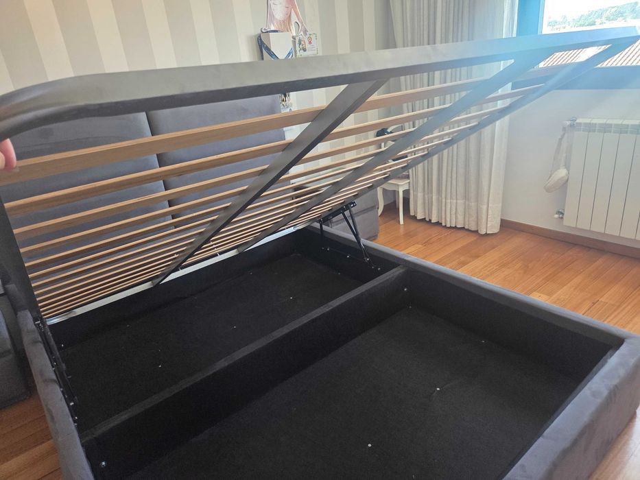Cama de casal estufada com duas mesas de cabeceira