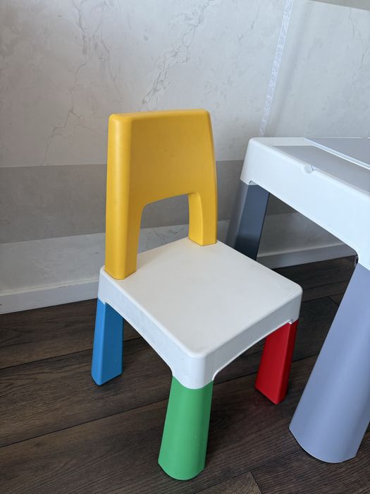 Дитячий стіл і 2 стільця