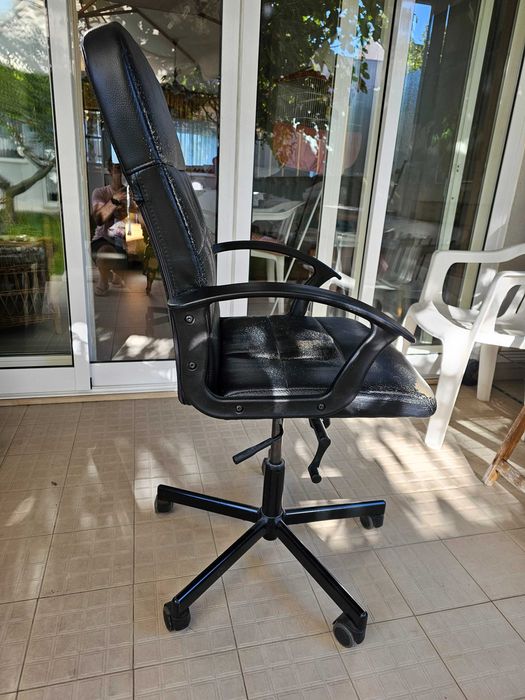 Cadeira de escritório giratória com rodinhas em ótimo estado