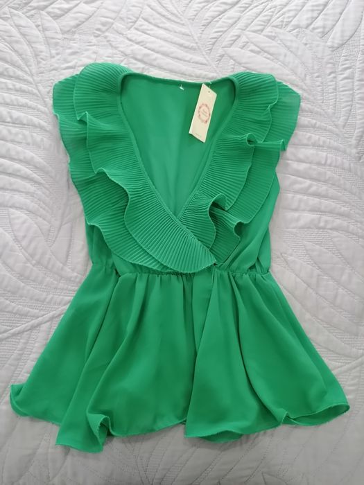 Blusa verde com folho