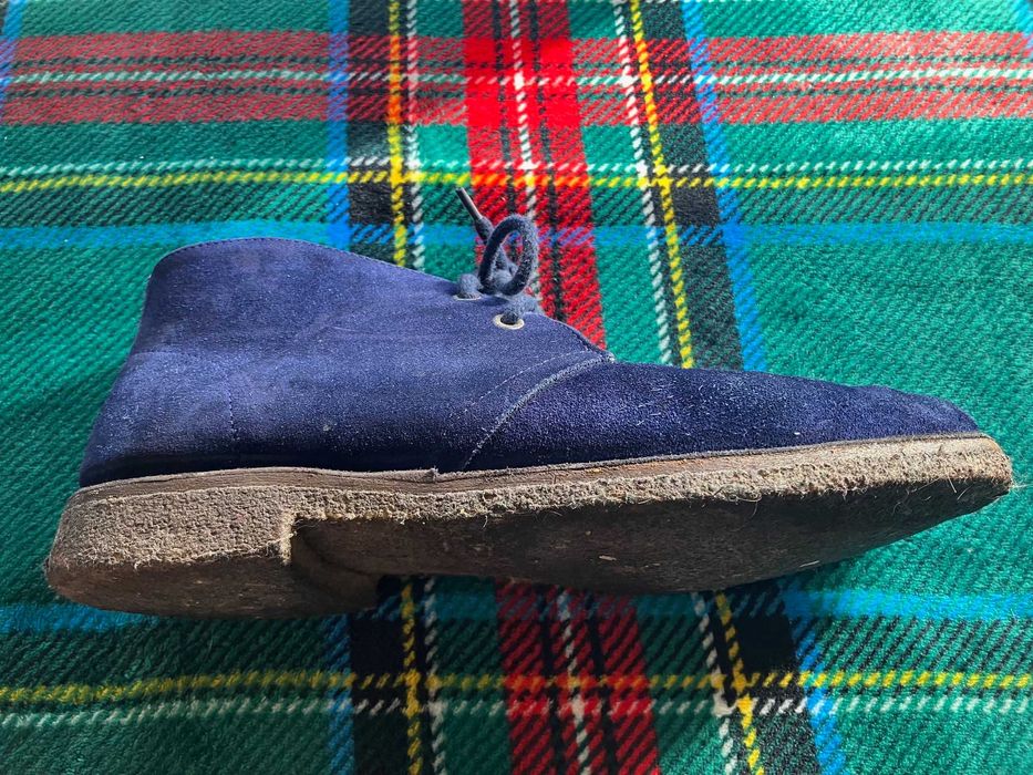 Botas em camurça, azul Klein, da marca Etro Milano.