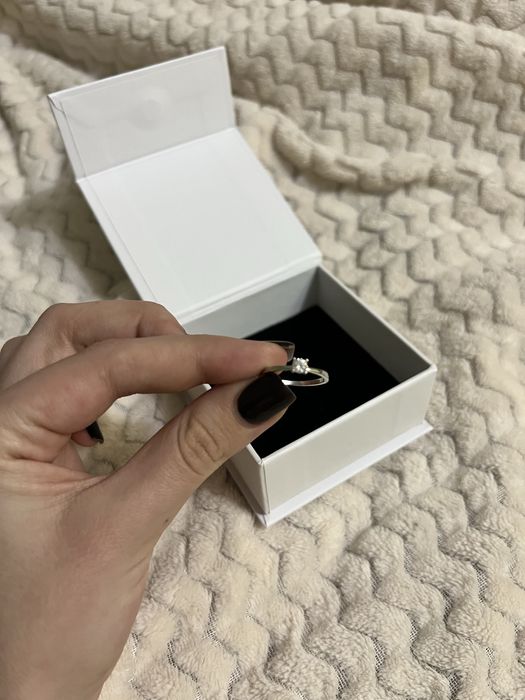 каблучка з камінчиком