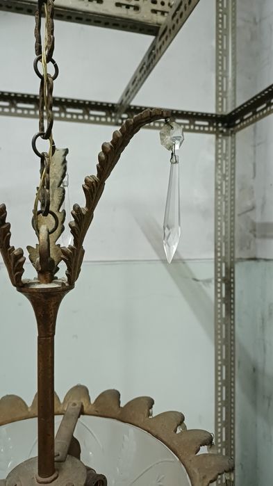 Candeeiro antigo de teto com pingentes