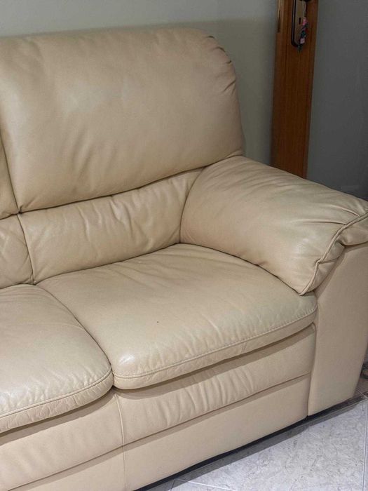 Conjunto de Sofás de Pele Bege (3 +2  lugares)  + Poltrona Reclinável