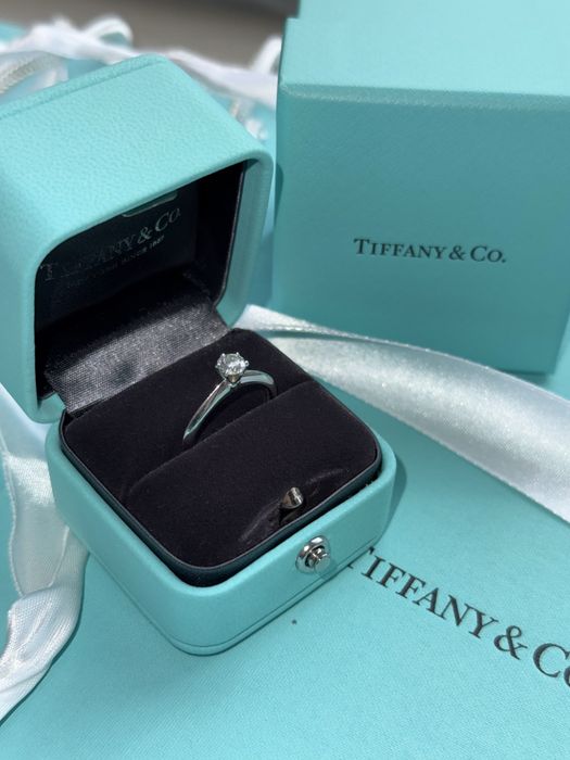 помолвлене кільце від Tiffany & Co.