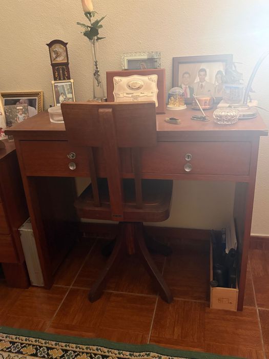 Secretaria com cadeira em madeira maciça