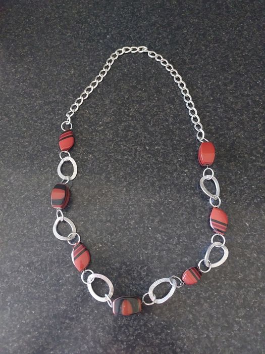 Colar preto em pedras