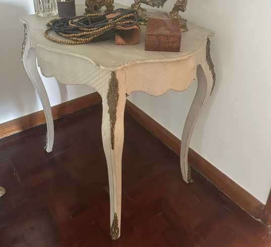 Mesa de estilo Francês com decoração de metal