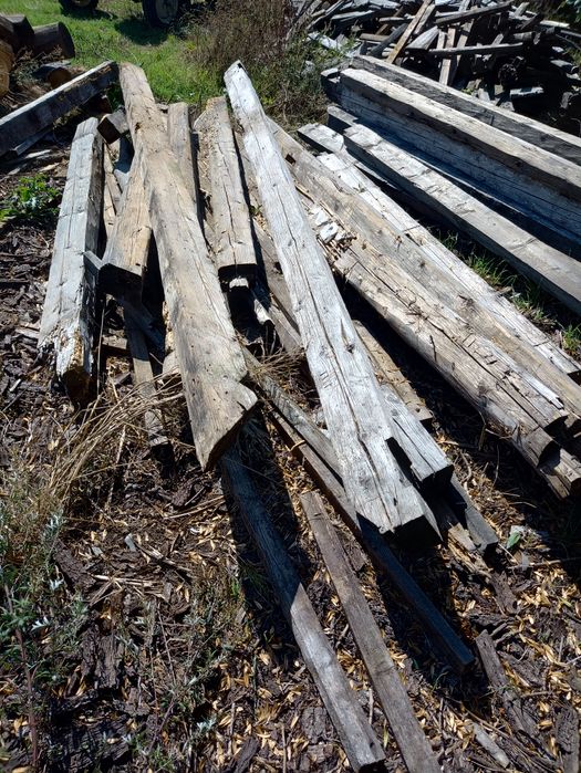 Stare drewno, belki z konstrukcji dachu po rozbiórce domu.