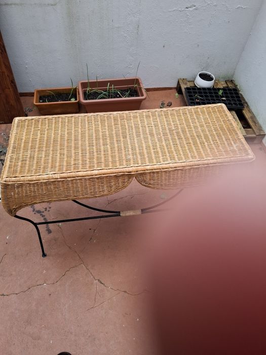 Mesa de apoio em vime e pés em ferro