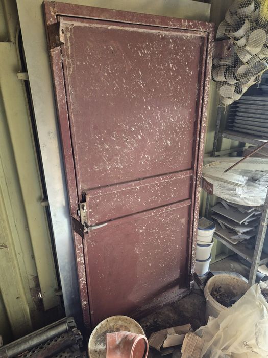 Metalowe drzwi z futryną ciężkie, solidne  np na budowę