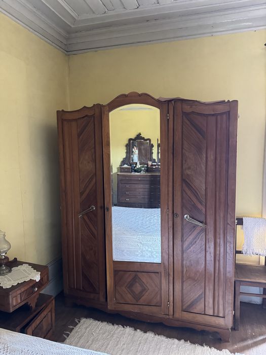 Roupeiro muito antigo