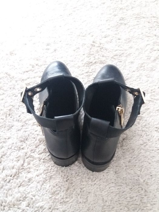 Botins em pele preta Zara