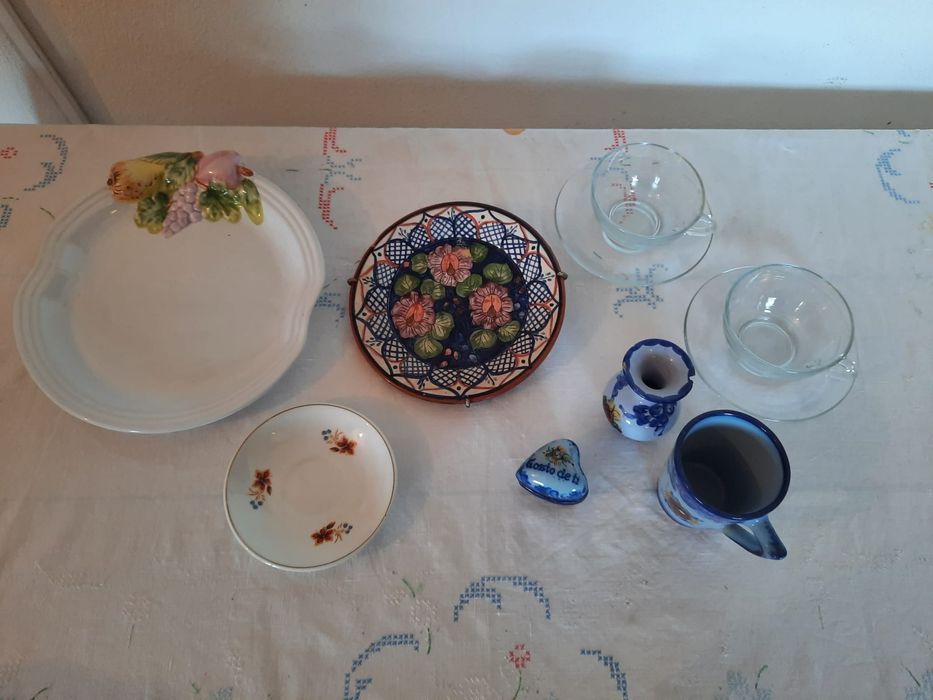 Várias peças de loiça antiga de Alcobaça.
