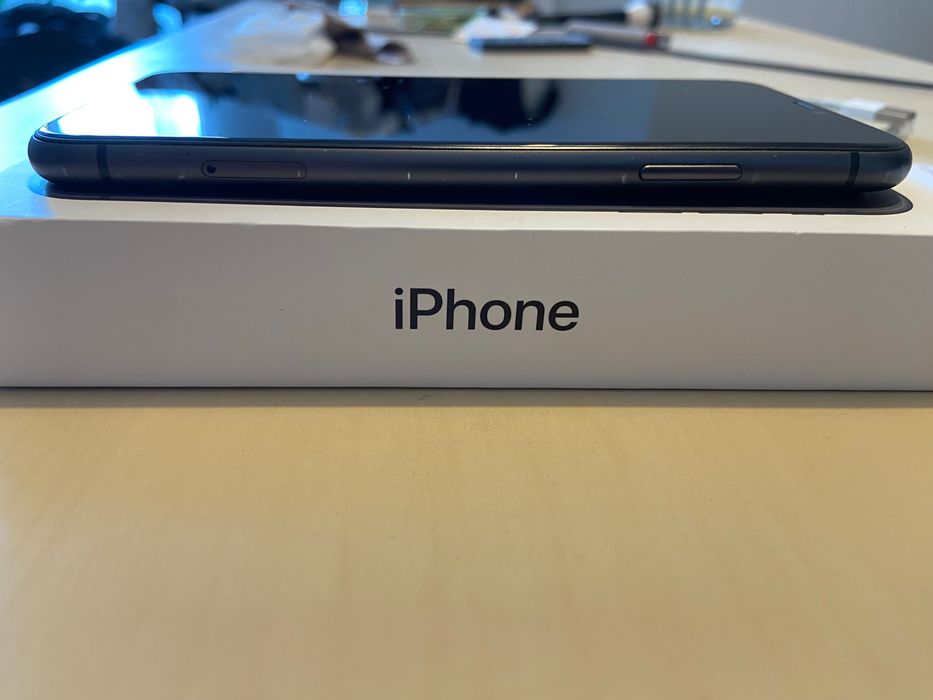 Iphone 11 64GB z oryginalnym pudełkiem, ładowarką, kablem USB, kluczyk do karty SIM