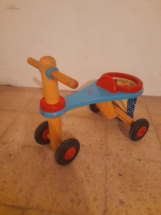 Triciclo com compartimento para transportar brinquedos