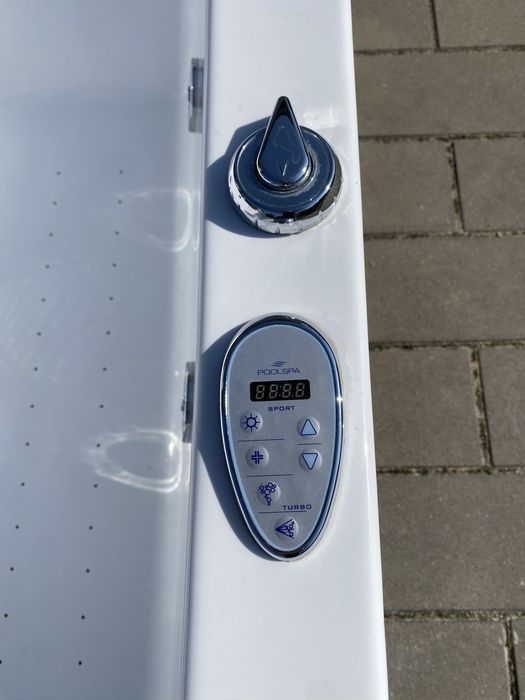 Wanna Poolspa z hydromasażem i obudową . .