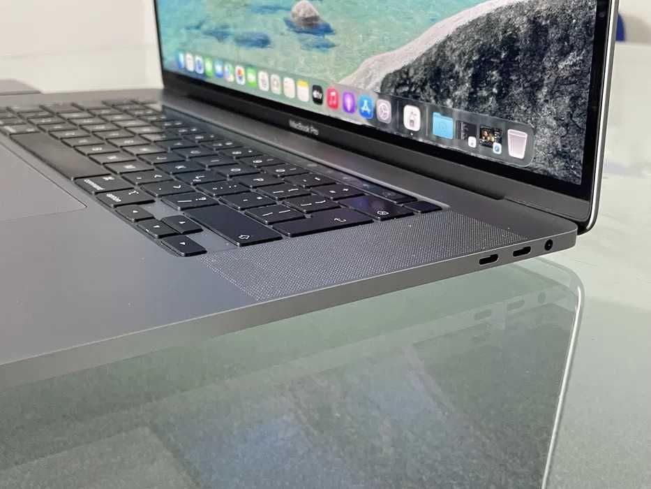 Apple MacBook Pro 16” MacOS Tahoe 16GB 512GB SSD Touch Bar/ID Grafika Radeon 4GB