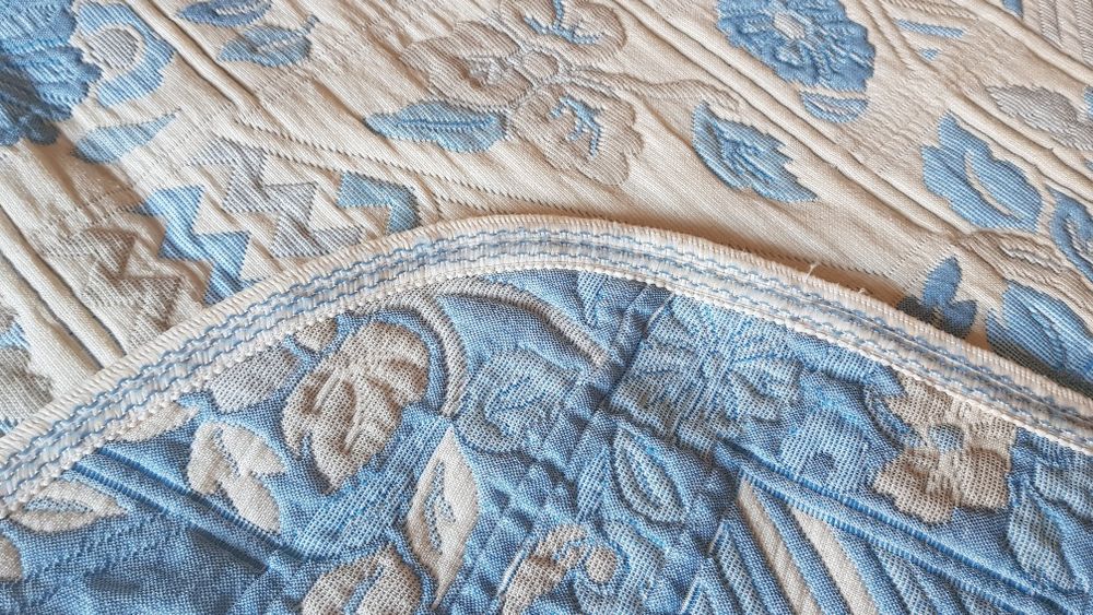 Colcha casal, reversível em tom branco e azul