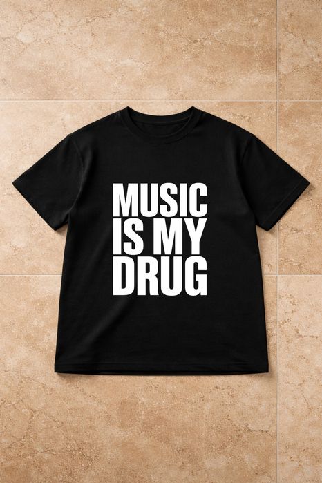 Czarny T-shirt z białym napisem „MUSIC IS MY DRUG” – Bawełna Premium