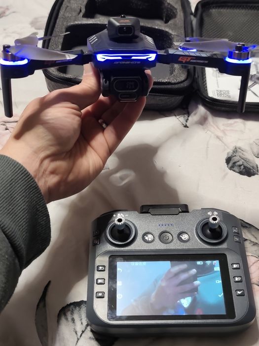 Drone 4k GT8 com comando que possui um ecrã LCD integrado.