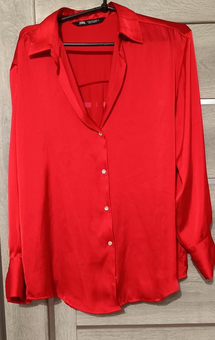 Яскраво червона блуза