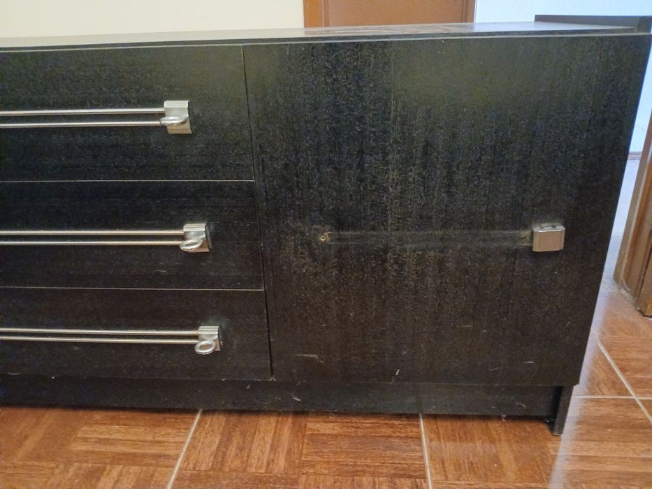 Aparador preto com 3 gavetas e 1 porta