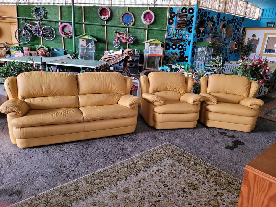 Sofás individuais em pele - Muito bom estado geral - Valor unitário