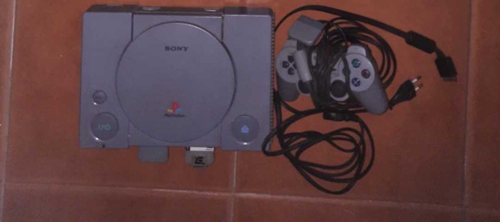 Playstation 1 com comando e 2 cartões de memória. Não aceito trocas.