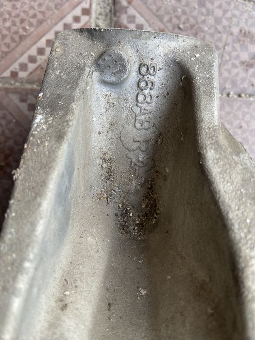 Цапфа/правий поворотний кулак Chrysler 200 2014-2016