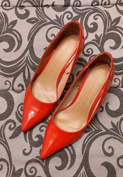 Sapato encarnado marca Zara