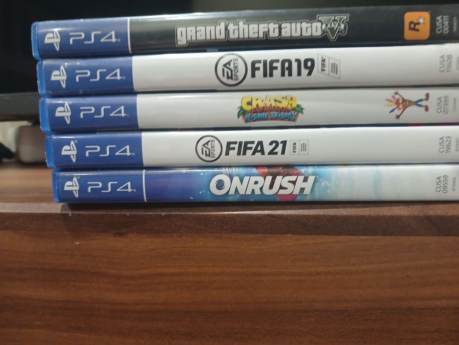 Ps4 e 5 jogos por 130 a 150 euros