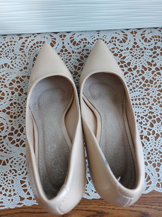 Beżowe czółenka lakierki 38