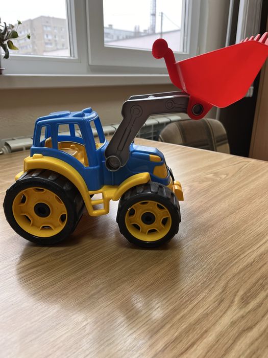 Трактор з ковшом