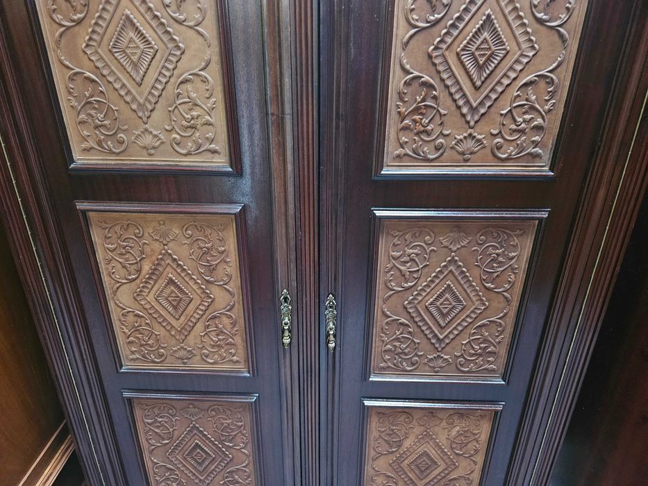 Armário de duas portas em madeira - Bom estado geral