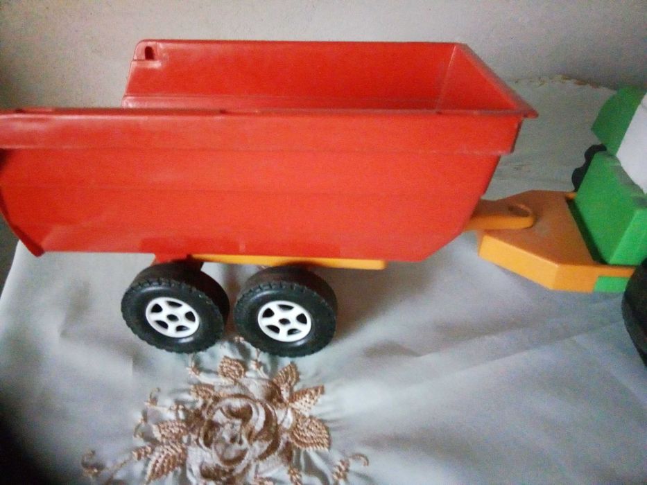 Трактор с прицепом（игрушка пластиковая ）б/у в отл. сост.