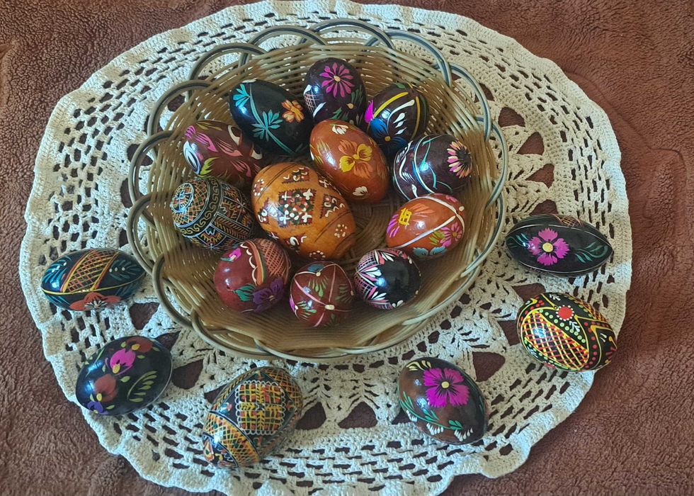 jajka drewniane malowanki różne kolory i wzory