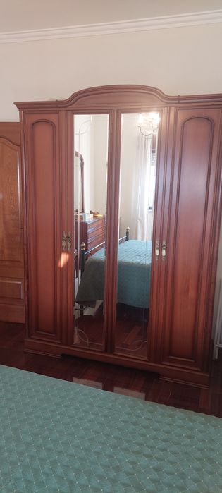 Mobilia de quarto completa em madeira de Nogueira