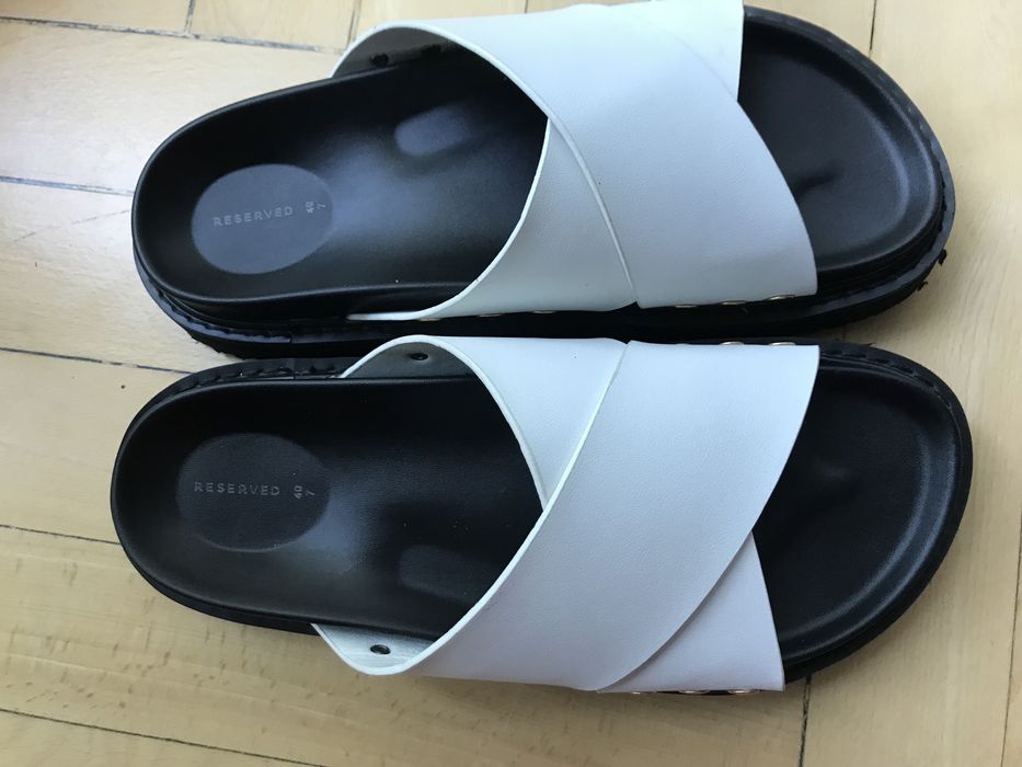 Skórzane klapki na platformie Reserved
