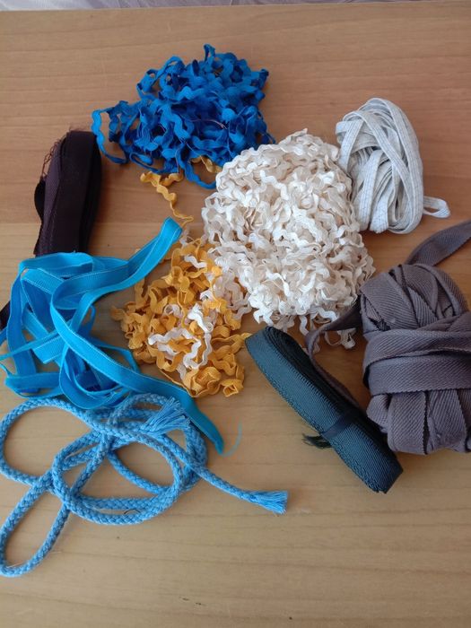 Для рукоделия остатки ткани и фурнитуры