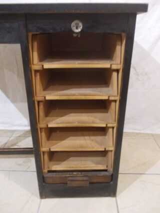 Stare przedwojenne biurko z żaluzją 90 x 49 cm.