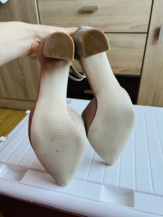 Złote buty na słupku