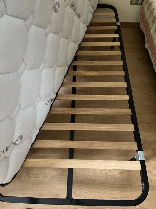 Cama com colchão 200 x 90 cm e estrado