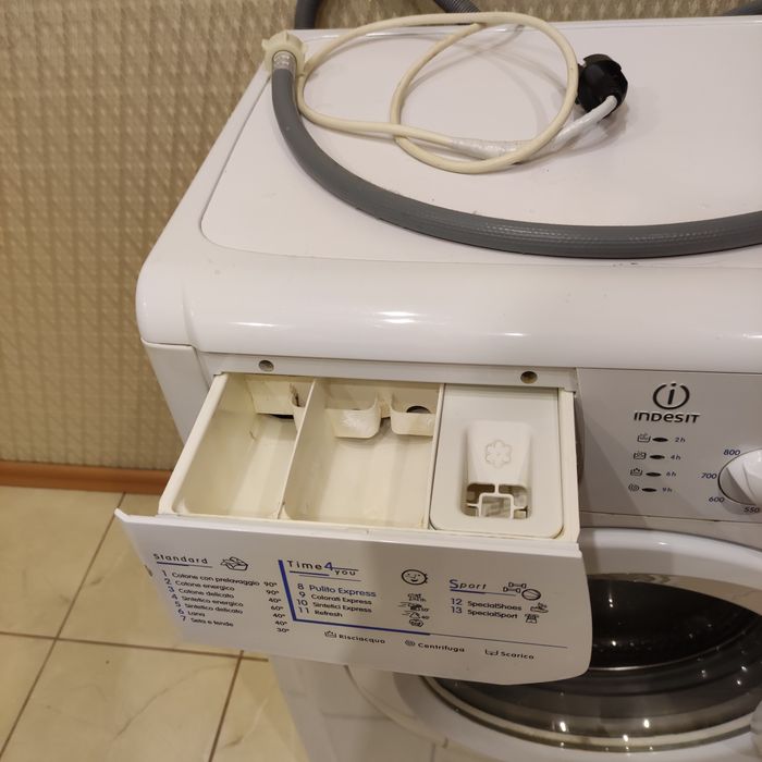 Пральна машинка Indesit WISL85X