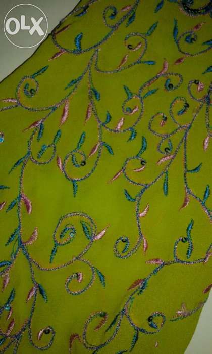 Отличный костюм на праздники на маленькую девочку в отличном состоянии