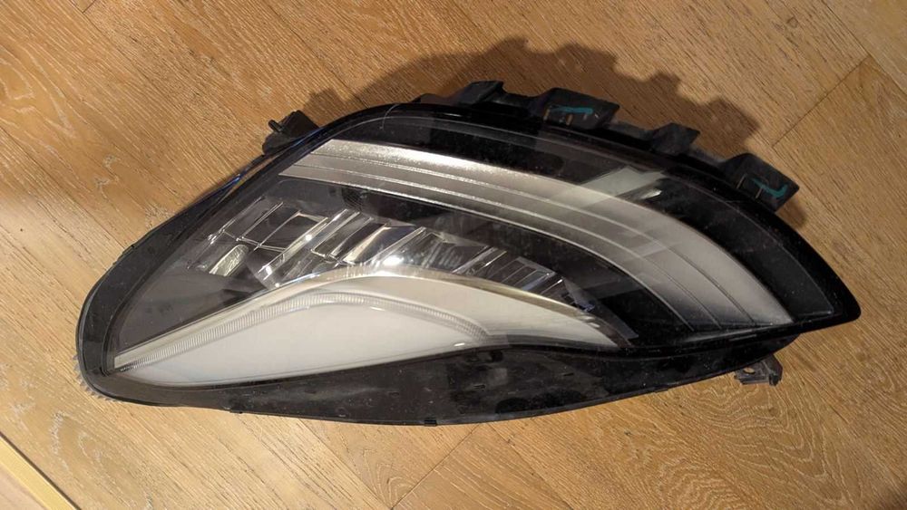 Фара ліва model Y 2022 під ремонт