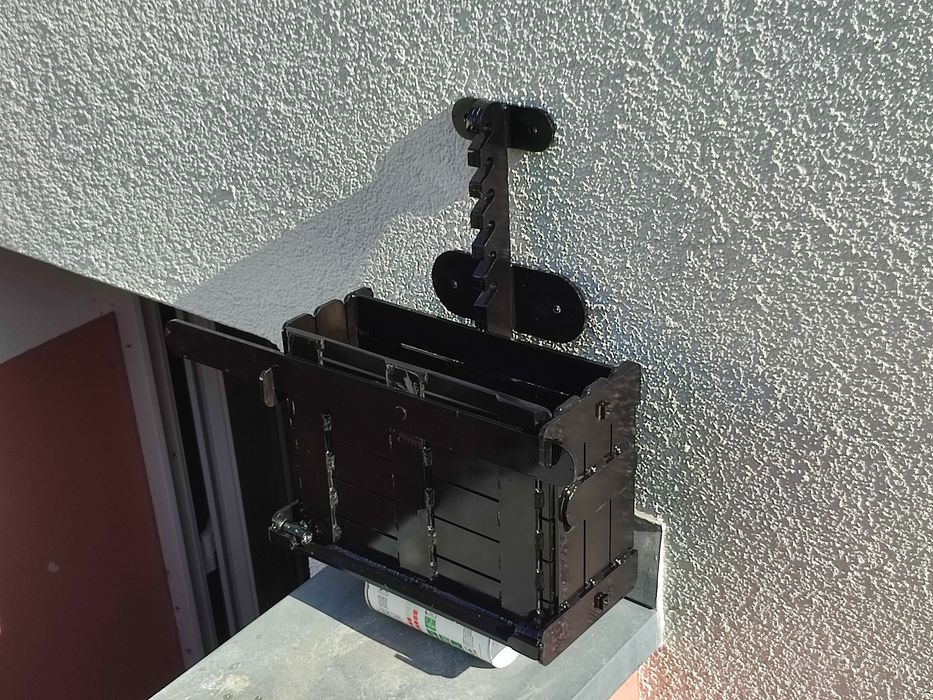 Brykieciarka do mocowania na ściane. Wigo 4