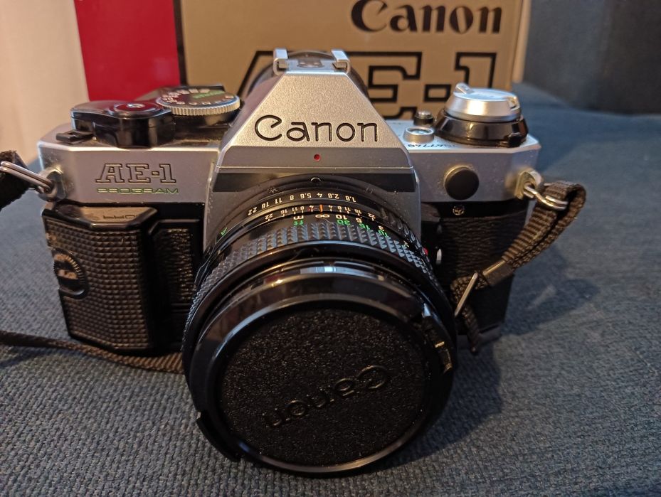 Máquina fotográfica Canon AE-1 Program com obetivo 50mm f/1.8*